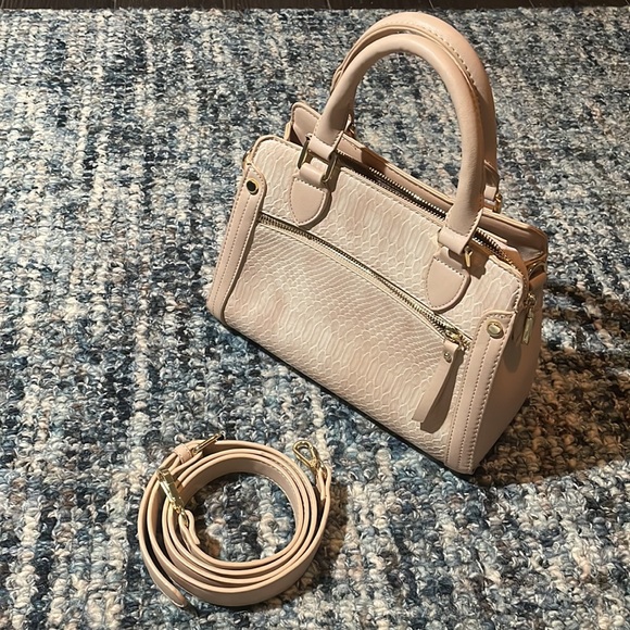 Light pink handbag, leather with gold details, with strap - Picture 3 of 4
